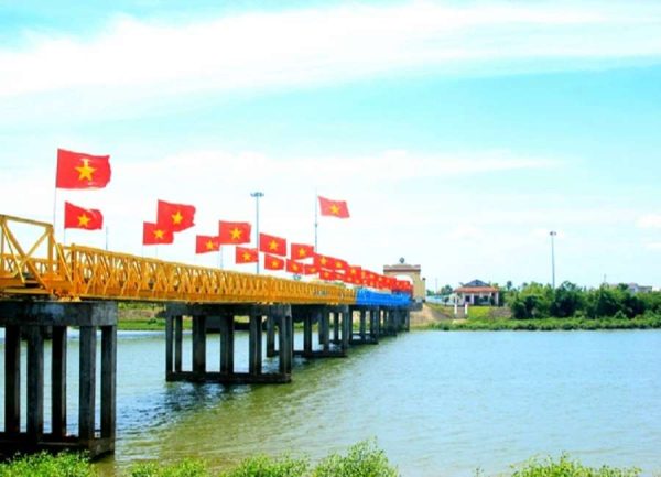 Hien Luong Bridge Ben Hai River Quang Tri - Phong Nha Private Car