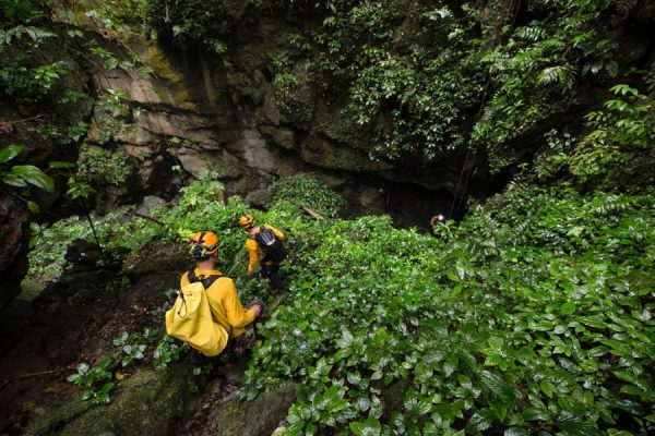 Jungle trekking to Hang Va Cave - Phong Nha Private Car